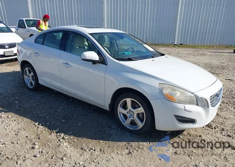 2012 Volvo S60 T5 z USA, uszkodzony, nr VIN YV1622FS2C2123746